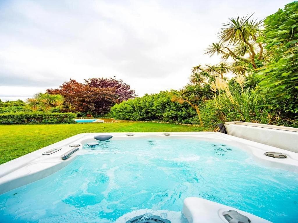 Outdoor hot tub in the gardens at Crofton House Hotel