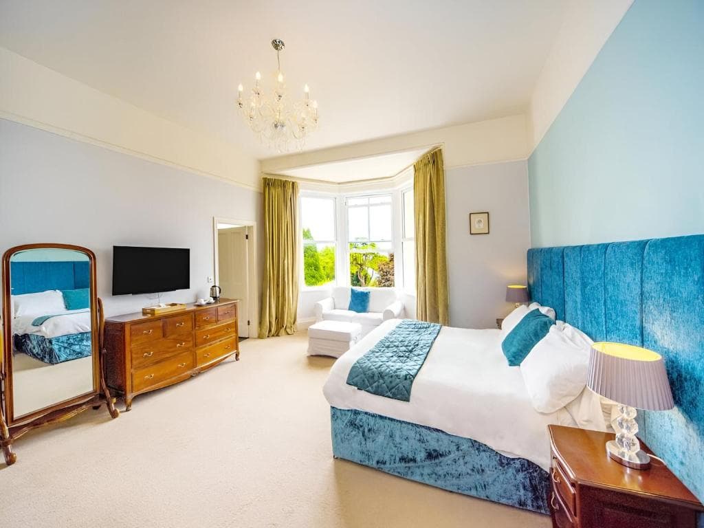 Spacious bedroom with bay window at Crofton House Hotel
