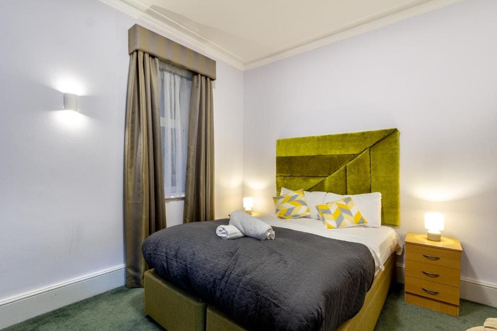 Double room with garden view at London Gatwick Inn
