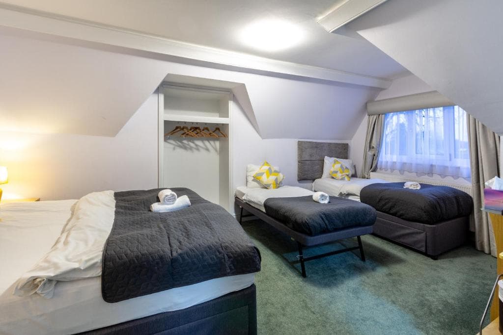 Triple room at London Gatwick Inn